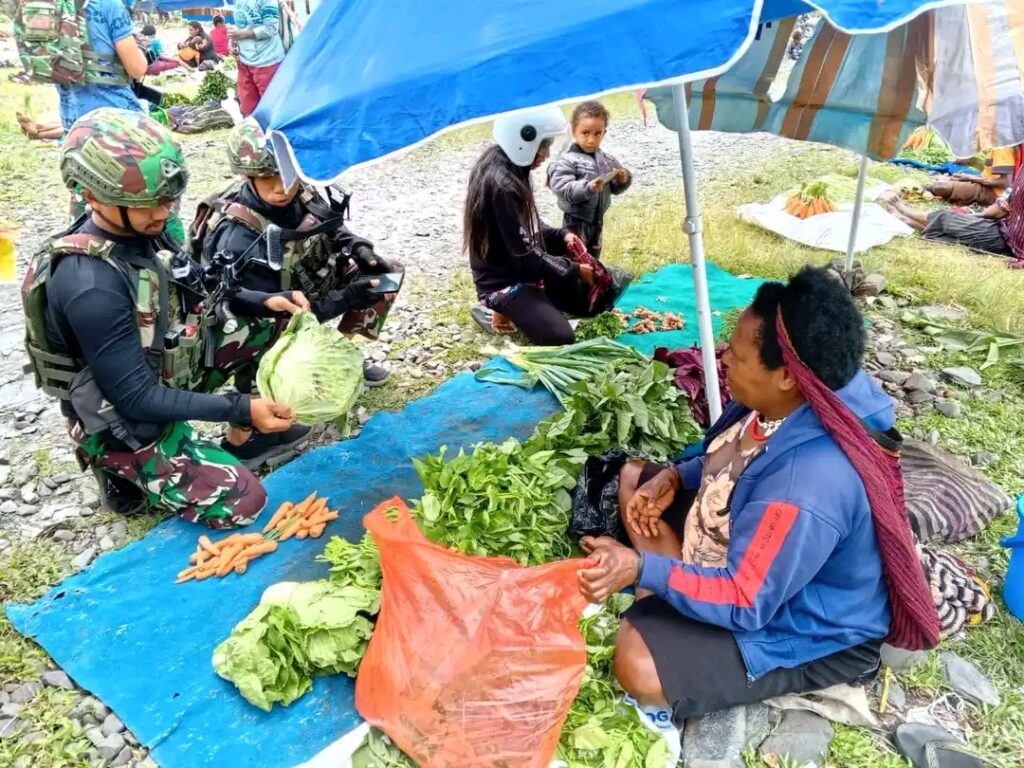 Wujud Kepedulian Satgas Yonif 715/Motuliato, Belanja Hasil Kebun Mama Papua