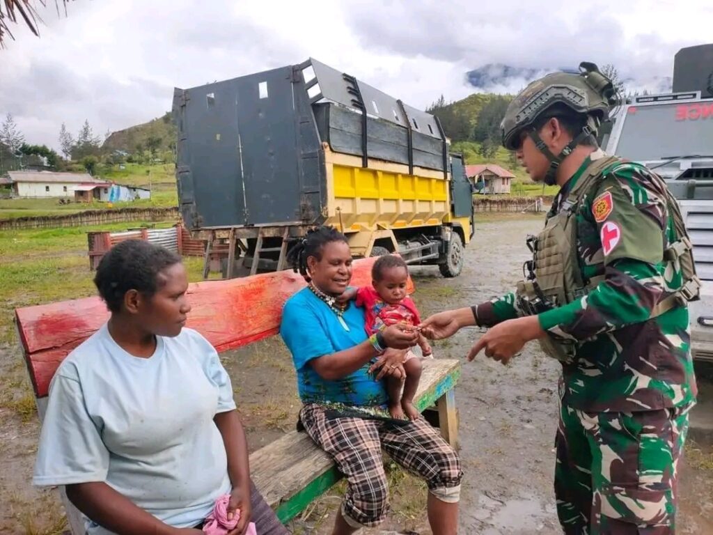 Satgas Mobile Yonif 323 Kostrad Berikan Pelayanan Kesehatan Gratis 
