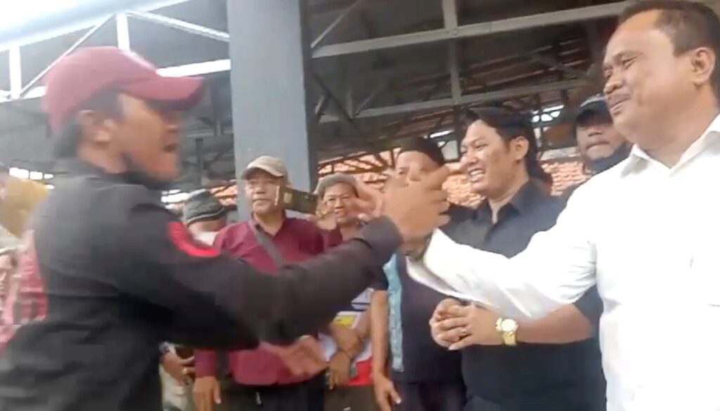 Buntut Pembongkaran Paksa Beton Pembatas Jalan di Simpang Tiga Pejagan, Warga Datangi Balai Desa