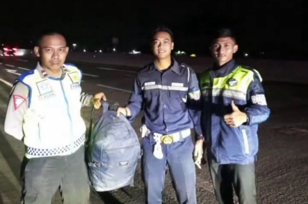 Polisi Berhasil Bantu Temukan Tas Pemudik Jatuh di Area Tol Cisumdawu