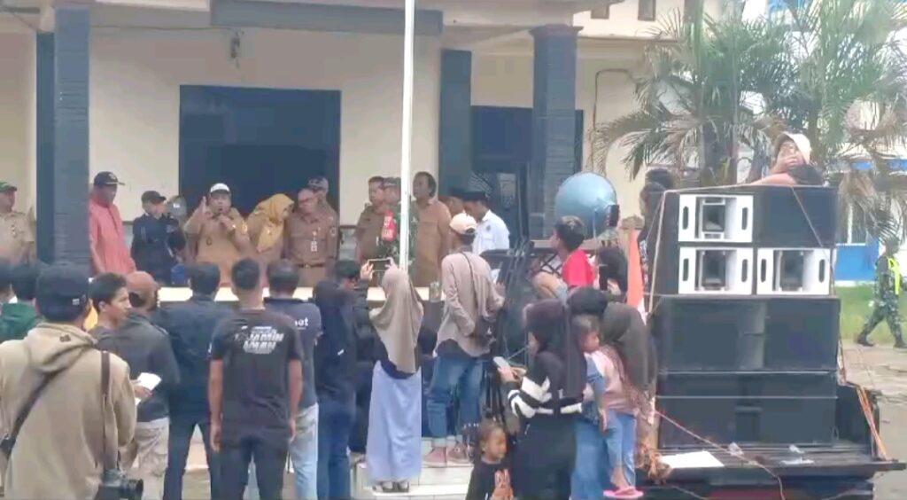 Ribuan Warga Sitanggal-Larangan Brebes Lakukan Aksi Demo di Balai Desa