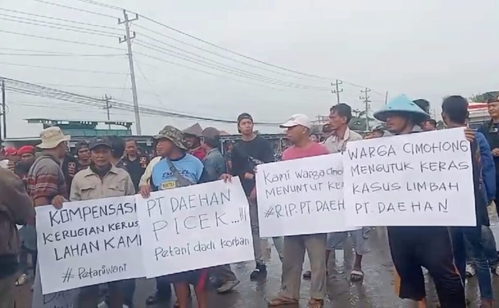 Ratusan Warga Bulakamba Brebes Demo Pabrik Garmen Minta Ganti Rugi 