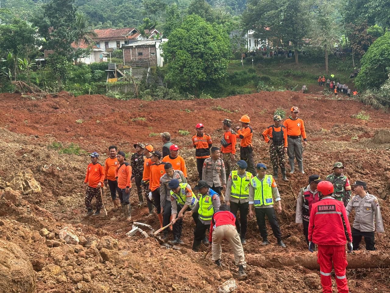 Polri Perkuat Operasi Pencarian Korban Longsor Cibeunying Cilacap, 21 Warga Tertimbun dan Pencarian Terus Dilakukan