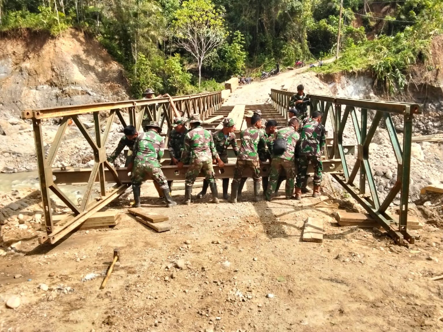 Akses Warga Pulih, TNI AD Tuntaskan Jembatan Bailey di Aek Nabara