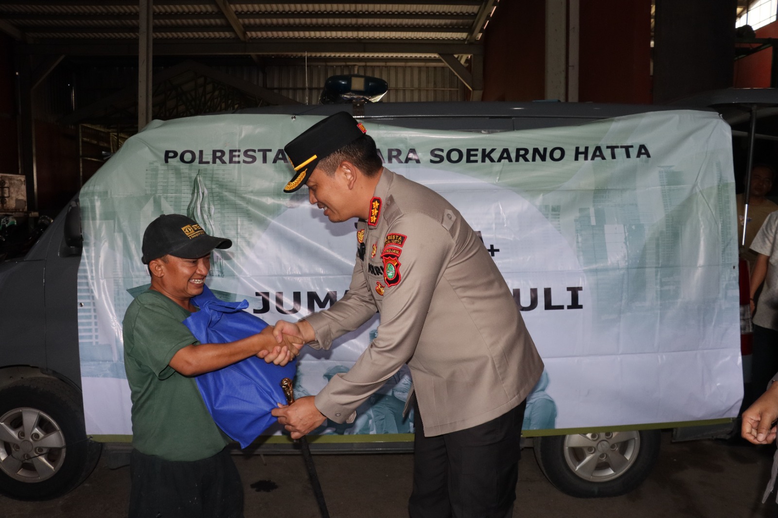 Awali Kepemimpinan, Kapolresta Bandara Soetta Dekatkan Diri Lewat Jumat Peduli