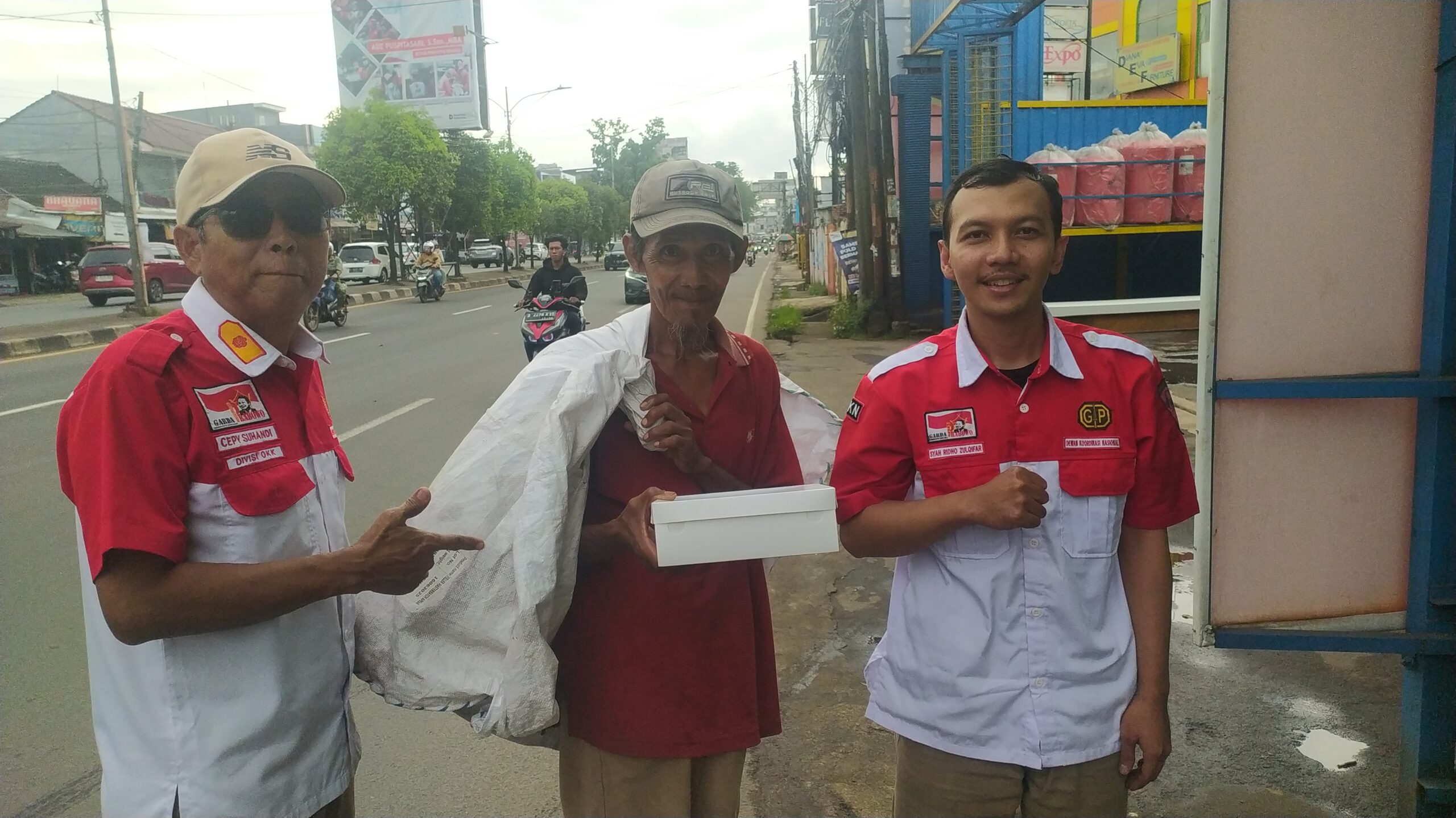 Jumat Berkah DKN Garda Prabowo, Ratusan Nasi Kotak Dibagikan untuk Warga dan Pengguna Jalan